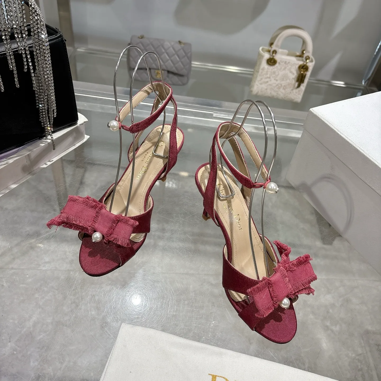 👟👟Ex-factory price 520👟👟 🎆Fringed webbing women's shoes Dior Dior 2024 spring and summer catwalk new Adiorble women's shoes CD star's same fashion tassel bow square head pearl letter logo hardware buckle high-heeled hollow sandals The top high-end version on the market Upper: original customized tassel grosgrain Lining: sheepskin lining foot pad Outsole: Italian leather outsole Heel height: 8.5cm Size: 34-41 (34.40.41. Customization is non-refundable)